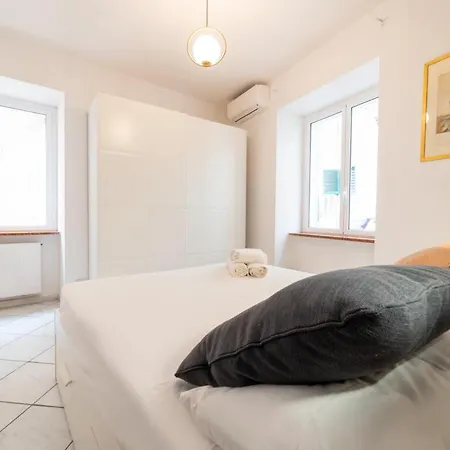 Vico Piazza Nuova 1 *